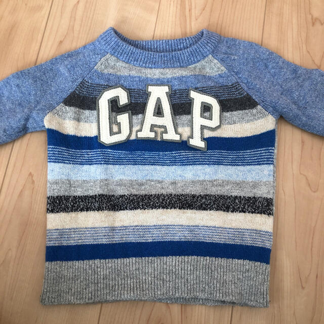 GAP(ギャップ)のGAP 水色ボーダー　ニット 80cm キッズ/ベビー/マタニティのベビー服(~85cm)(ニット/セーター)の商品写真