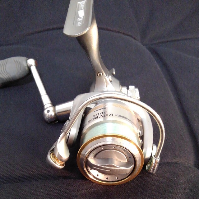 DAIWA(ダイワ)のダイワDAIWA　レブロス　2004　スピニングリール　新品ライン付 スポーツ/アウトドアのフィッシング(リール)の商品写真