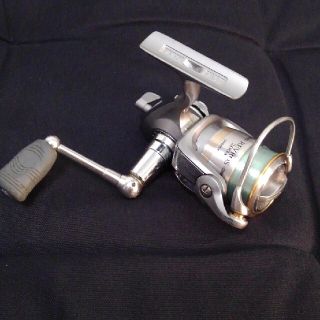 ダイワ(DAIWA)のダイワDAIWA　レブロス　2004　スピニングリール　新品ライン付(リール)