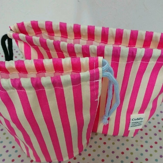  ピンクストライプ☆お弁当袋&巾着袋　2点セット ハンドメイドのキッズ/ベビー(外出用品)の商品写真