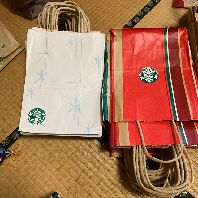 Starbucks Coffee(スターバックスコーヒー)のスタバ　スターバックス　紙袋　大量　128枚セット レディースのバッグ(ショップ袋)の商品写真