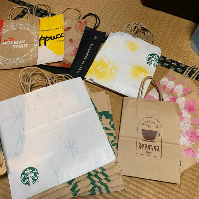 Starbucks Coffee(スターバックスコーヒー)のスタバ　スターバックス　紙袋　大量　128枚セット レディースのバッグ(ショップ袋)の商品写真