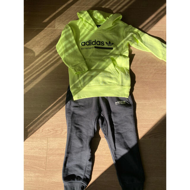 adidas(アディダス)の新品未使用adidasキッズ100⭐︎スエット上下セット キッズ/ベビー/マタニティのキッズ服男の子用(90cm~)(その他)の商品写真