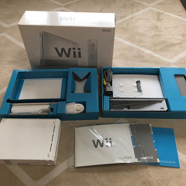 Wii(ウィー)のWii ＋Wii Fit ＋2台目コントローラー&ヌンチャクセット＋ソフト4本 エンタメ/ホビーのゲームソフト/ゲーム機本体(家庭用ゲーム機本体)の商品写真