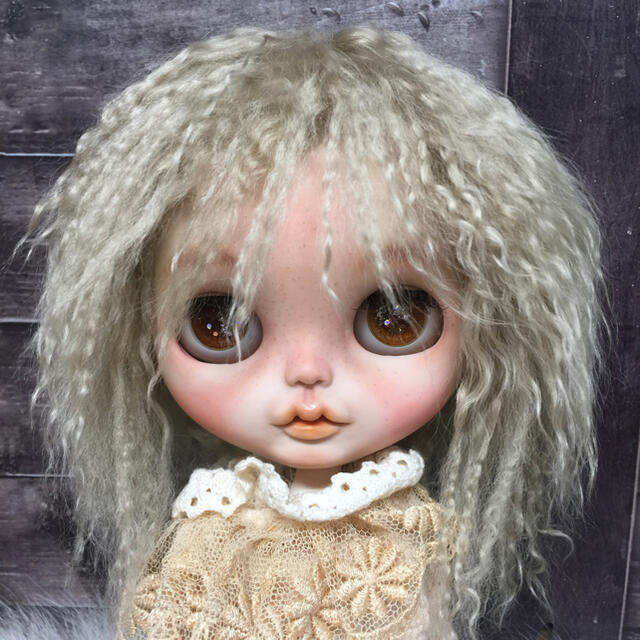 blythe _w-223シャイニーベージュロング✨チベットフルスキンウィッグ