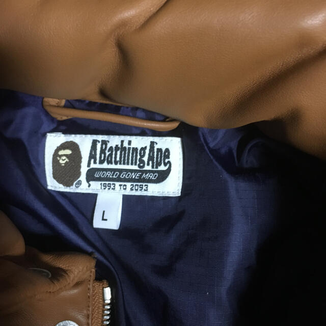 A BATHING APE(アベイシングエイプ)のエイプ　クラッシックダウンジャケット色はブラウン内側、ネイビー メンズのジャケット/アウター(ダウンジャケット)の商品写真