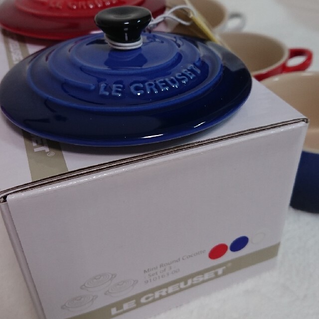 LE CREUSET(ルクルーゼ)のル・クルーゼ  3個 ミニ ラウンド ココット トリコロール 赤 青 白 インテリア/住まい/日用品のキッチン/食器(食器)の商品写真