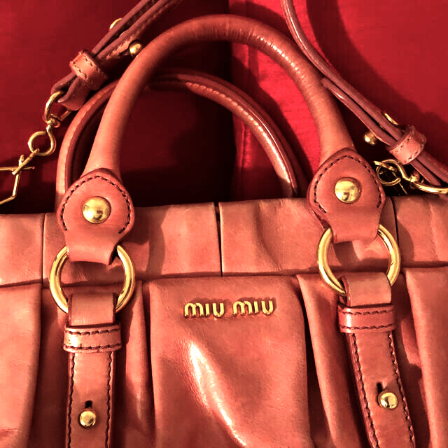 miumiu(ミュウミュウ)の【最終価格】ミュウミュウ　ショルダー バッグ　チェリーピンク　美品 レディースのバッグ(ショルダーバッグ)の商品写真