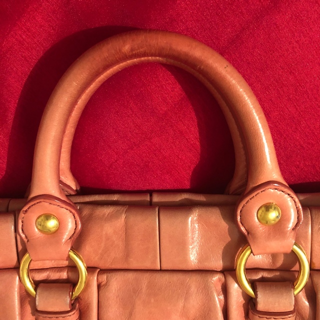 miumiu(ミュウミュウ)の【最終価格】ミュウミュウ　ショルダー バッグ　チェリーピンク　美品 レディースのバッグ(ショルダーバッグ)の商品写真