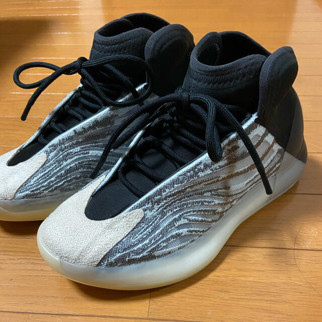 yeezy QNTM quantum adidasスニーカー