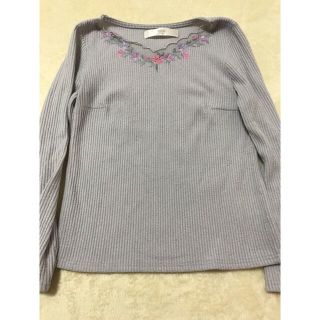 トッコ(tocco)の首元刺繍Vネックトップス(カットソー(長袖/七分))