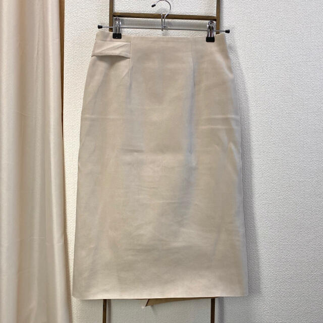 TOMORROWLAND(トゥモローランド)のトゥモローランド　スエードラップスカート レディースのスカート(ひざ丈スカート)の商品写真