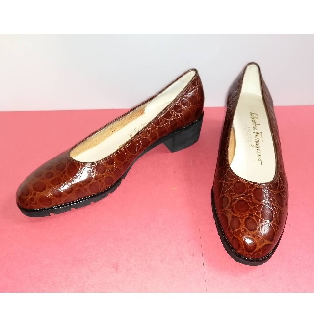 Salvatore Ferragamo(サルヴァトーレフェラガモ)の未使用・美品❗フェラガモ パンプス5620121 レディースの靴/シューズ(ハイヒール/パンプス)の商品写真