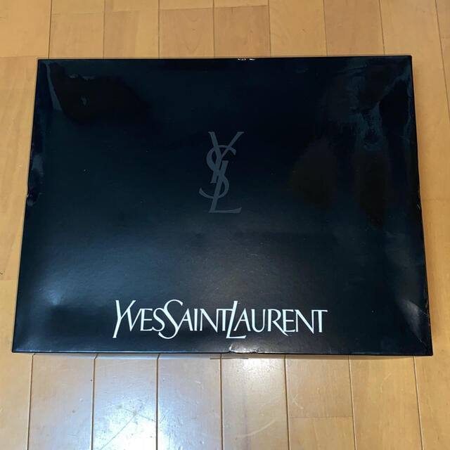 Yves Saint Laurent Beaute(イヴサンローランボーテ)の💕新品未使用💕イヴサンローラン　シルク100%毛布 インテリア/住まい/日用品の寝具(毛布)の商品写真