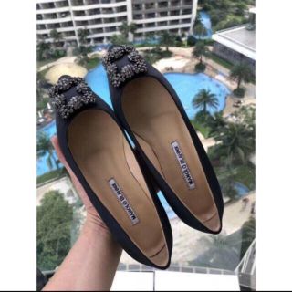 マノロブラニク(MANOLO BLAHNIK)の新品未使用 サテン ハンギシ フラットシューズ ブラック ラインストーン(バレエシューズ)