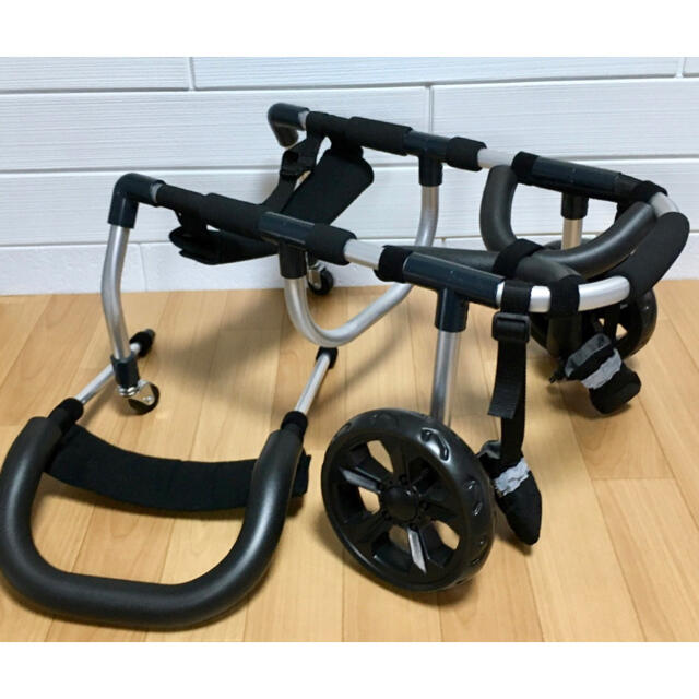 犬の車椅子 小型犬用4輪車いす 顎乗せ付 2～8kg位 歩行器 介護の通販 by momobawk's shop｜ラクマ