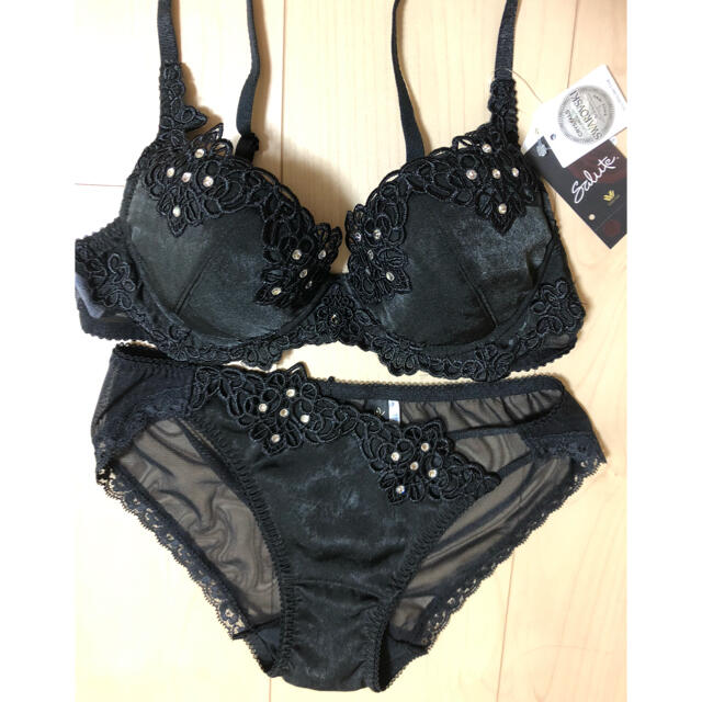 店舗限定!新品タグ付き!ワコール サルート ブラ&ショーツ サイズ