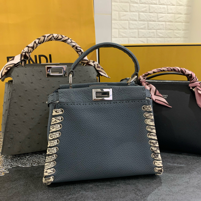 FENDI(フェンディ)の専用‼️ピーカブー　エッセンシャリー　オーストリッチ　新品同様 レディースのバッグ(ショルダーバッグ)の商品写真