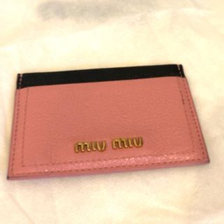 ミュウミュウ(miumiu)のmiumiuパスケース(パスケース/IDカードホルダー)