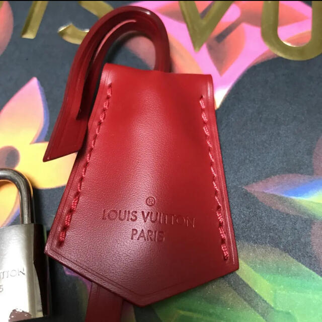 LOUIS VUITTON(ルイヴィトン)のルイヴィトン　南京錠　ストラップ　エピレザー赤 レディースのアクセサリー(チャーム)の商品写真