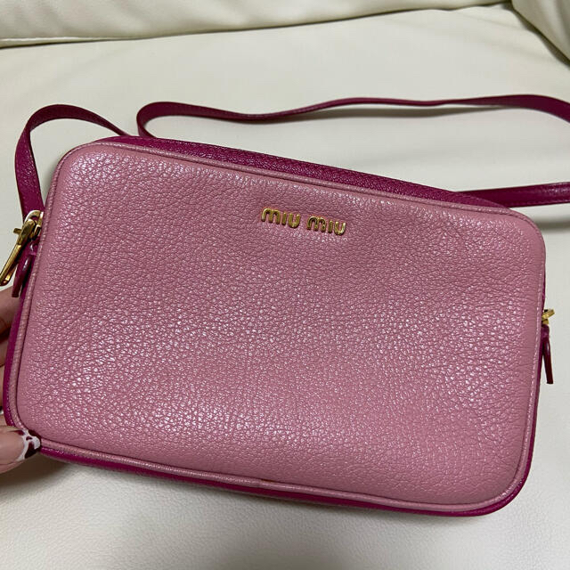 miumiu(ミュウミュウ)の⭐︎週末限定値下げ⭐︎ 正規品 miumiu ショルダーバッグ ミュウミュウ  レディースのバッグ(ショルダーバッグ)の商品写真