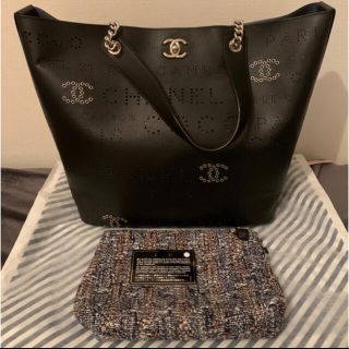 シャネル(CHANEL)の新品　シャネル   人気　ブラック　レザーバッグ パンチングロゴ(トートバッグ)