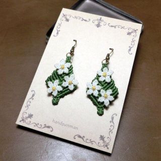 花のマクラメピアス　F-010　白い花　macrame(ピアス)