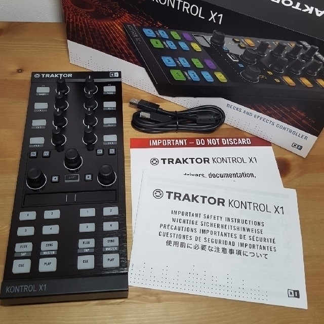 TRAKTOR KONTROL X1 MK2 & Bag1個のセット 楽器のDJ機器(DJコントローラー)の商品写真