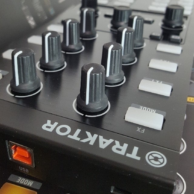 TRAKTOR KONTROL X1 MK2 & Bag1個のセット 楽器のDJ機器(DJコントローラー)の商品写真