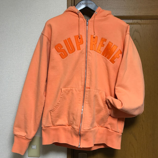 パーカーsupreme アーチロゴパーカー　ジップ　オレンジ色　サーマル