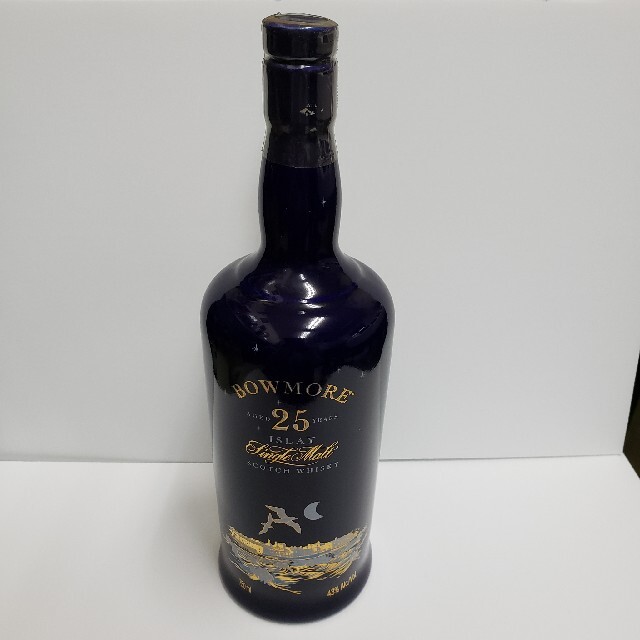 ボウモア25年　ブルーセラミックボトル 食品/飲料/酒の酒(ウイスキー)の商品写真