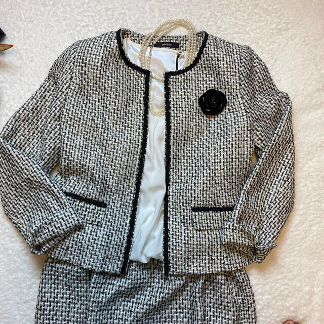 SHOO・LA・RUE(シューラルー)のきれい系ママ　シューラルー　ツィード　ママスーツ　Mサイズ　ノーカラージャケット レディースのフォーマル/ドレス(スーツ)の商品写真