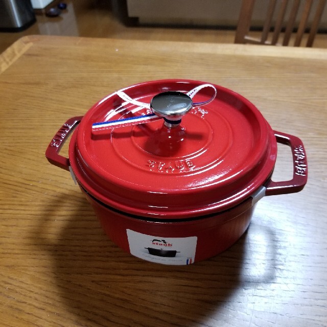 STAUB(ストウブ)の【くうもん様専用】ピコ ココット ラウンド 18cm　チェリー/レッド インテリア/住まい/日用品のキッチン/食器(鍋/フライパン)の商品写真