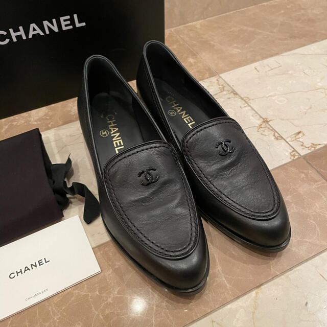 CHANEL(シャネル)の新品　未使用　国内完売　シャネル　CHANEL ローファー　黒　 レディースの靴/シューズ(ローファー/革靴)の商品写真