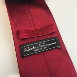 サルヴァトーレフェラガモ(Salvatore Ferragamo)のサルヴァトーレフェラガモの赤色ネクタイ（レッド）(ネクタイ)