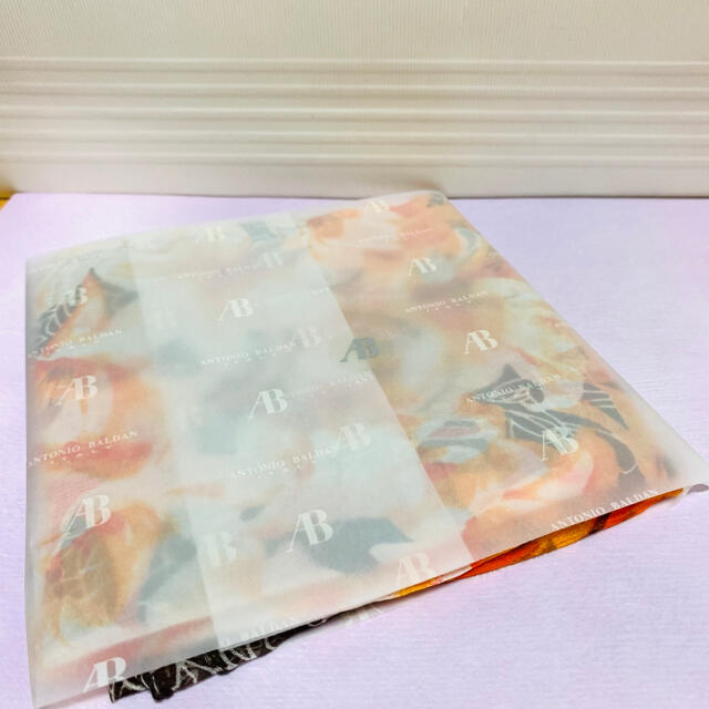 【新品】スカーフ　ストール　ショール　オレンジ　茶色　お花　エルメス   シルク レディースのファッション小物(バンダナ/スカーフ)の商品写真