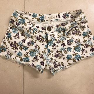 フォーエバートゥエンティーワン(FOREVER 21)のForever21 花柄 ショートパンツ(ショートパンツ)