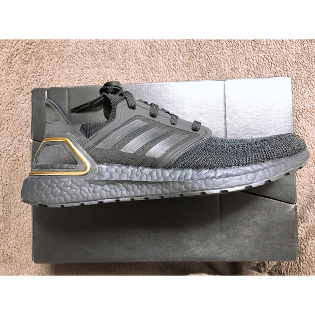 スニーカーアディダス　ULTRA BOOST 20