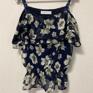 セシルマクビー(CECIL McBEE)のCECIL McBEE 花柄トップス(カットソー(半袖/袖なし))