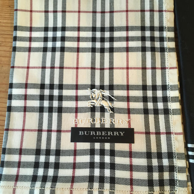 BURBERRY(バーバリー)のバーバリーハンカチノバチェック&黒ホースマーク メンズのファッション小物(ハンカチ/ポケットチーフ)の商品写真