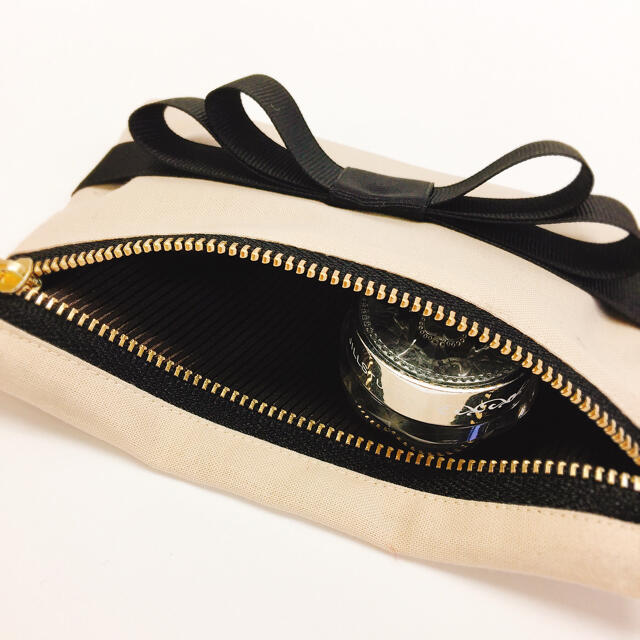 ベージュ×ブラック　ポケットティッシュケース ハンドメイドのファッション小物(ポーチ)の商品写真