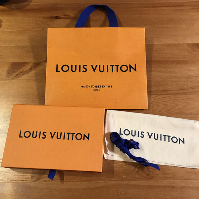 LOUIS VUITTON(ルイヴィトン)のルイヴィトン　紙袋　長財布箱 レディースのバッグ(ショップ袋)の商品写真