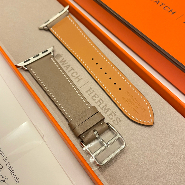 Hermes(エルメス)の新品 アップルウォッチ　40mm 本革ベルト　エルメス　エトゥープ　hermes メンズの時計(レザーベルト)の商品写真