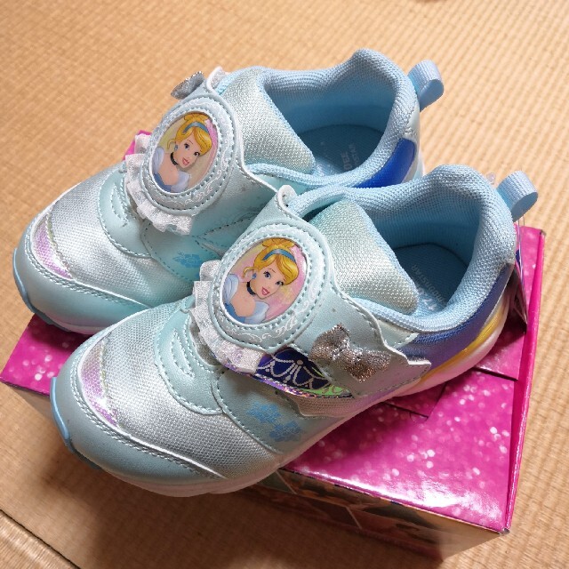 Disney(ディズニー)の【新品】moonstar ディズニー シンデレラ シューズ size 17㎝ キッズ/ベビー/マタニティのキッズ靴/シューズ(15cm~)(スニーカー)の商品写真