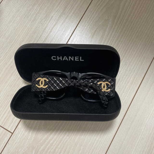 CHANEL(シャネル)のCHANEL サングラス　ブラック　キルティング柄ココマーク レディースのファッション小物(サングラス/メガネ)の商品写真