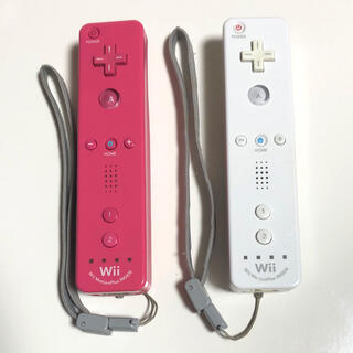 ウィーユー(Wii U)のWii リモコンプラス　白とピンクのセット(家庭用ゲーム機本体)