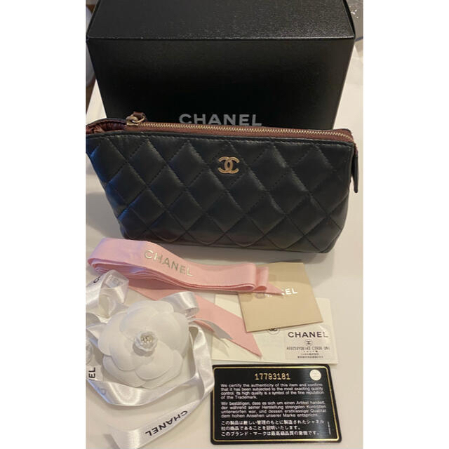 CHANEL(シャネル)のシャネル　化粧ポーチ　補償カード　箱リボン　カメリアリボン　付属品全て有 レディースのファッション小物(ポーチ)の商品写真