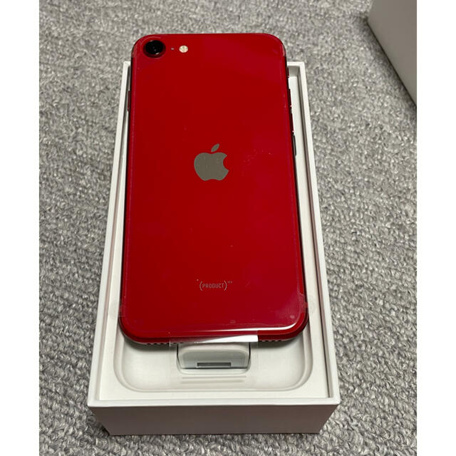 iPhone(アイフォーン)のiPhoneSE2 256GB 赤　新品　SIMロック解除済み スマホ/家電/カメラのスマートフォン/携帯電話(スマートフォン本体)の商品写真