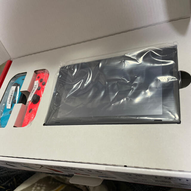 Nintendo Switch(ニンテンドースイッチ)の任天堂Switch 本体　充電グリップセット　ニンテンドースイッチ エンタメ/ホビーのゲームソフト/ゲーム機本体(家庭用ゲーム機本体)の商品写真