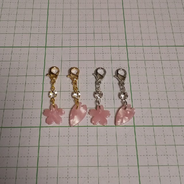 【おまとめ】桜の小さなマスクチャーム５個セット ゴールド系 ハンドメイドのアクセサリー(チャーム)の商品写真